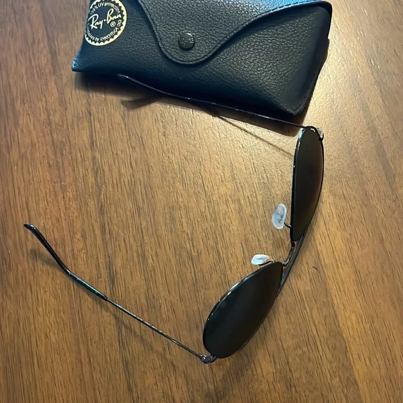 black rayban aviators